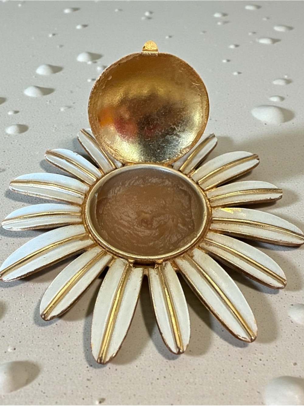 White and Gold Daisy Brooch - Classic Floral Accessory - Picture 5 of 7